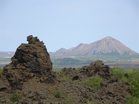 Rocce di lava nera davanti a un monte vulcanico, vicino Myvatn