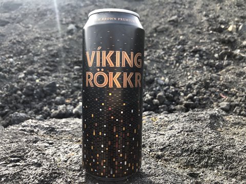 Lattina di birra Viking Rökkr appoggiata sulla roccia nera vulcanica