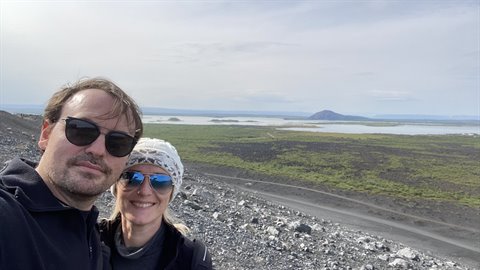 Coppia in selfie tra rocce vulcaniche sul lago Myvatn, luce diffusa