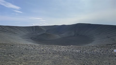 Il cratere vulcanico di Hverfjall con la sua conca di ghiaia scura