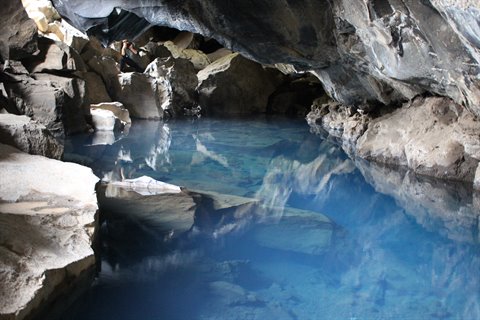 Acqua azzurra in una grotta di roccia vulcanica, Blue Lagoon