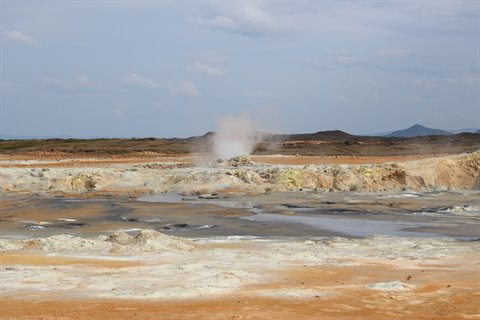 Fumarole di vapore tra fanghi sulfurei, zone vulcaniche di Myvatn