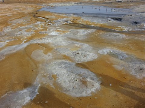 Terreno vulcanico giallo e bianco con pozze termali, Namaskard, area Myvatn