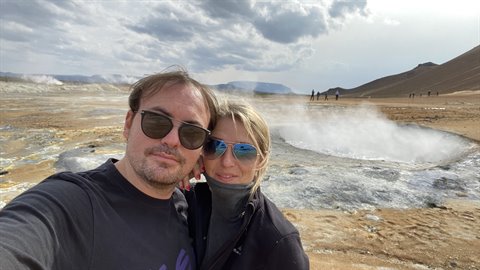 Selfie accanto alla fumarola fumante tra i solfati di Námaskard, Myvatn