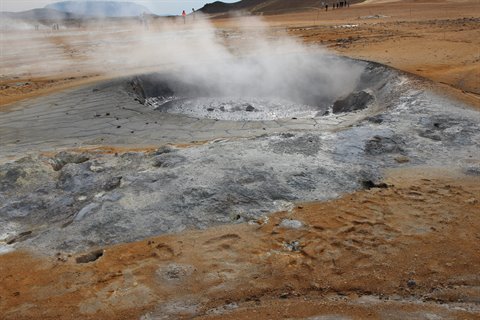 Sorgente solfurea fumante nel terreno vulcanico di Námaskarð, Myvatn