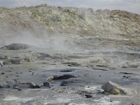 Fumarole e fango bollente tra rocce sulfuree, vapore nello sito geotermico di Myvatn
