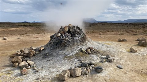 Fumarola di vapore tra rocce vulcaniche nell'area geotermale di Námaskarð, vicino Mývatn
