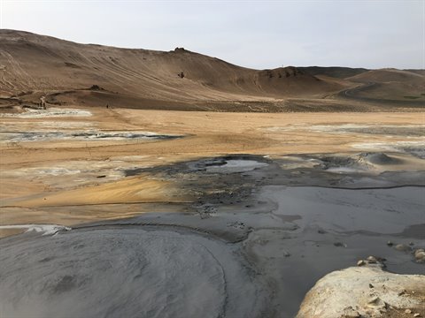 Bolle di fango sulfureo tra sabbie vulcaniche color ocra a Myvatn