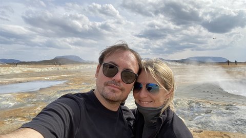 Noi due tra i geyser fumanti di Haukadalur, sul Golden Ring