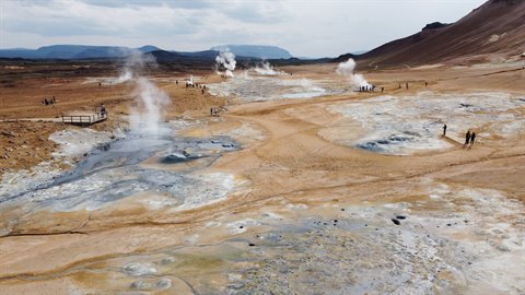 Fumarole eVisitanti tra i campi sulfurei fumanti di Hverir, presso Mývatn