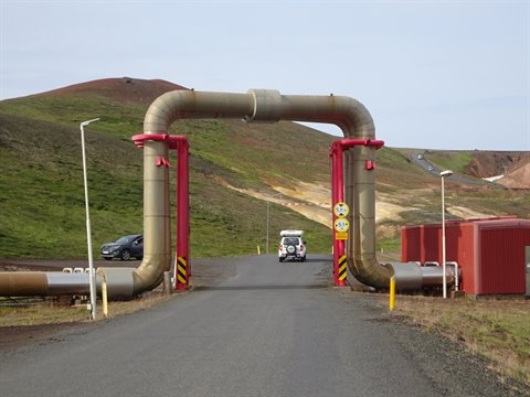 Condutture geotermiche sopra la strada vicino a Reykjanes