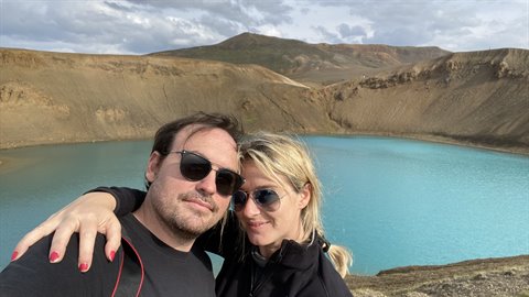 Selfie di coppia davanti al lago turchese di un cratere vulcanico, Mývatn