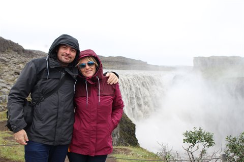 Di coppia con giacche antipioggia davanti alle cascate di Dettifoss