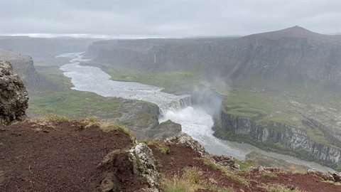 Hafragilsfoss: cascata nel canyon glaciale sotto il cielo grigio