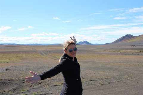 Braccia aperte tra campi lavici e montagne vulcaniche vicino a Mývatn