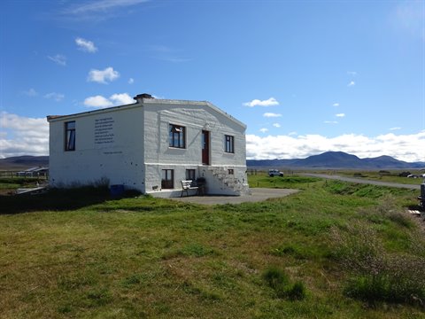 Casa bianca in pietra tra i campi verdi, Myvatn