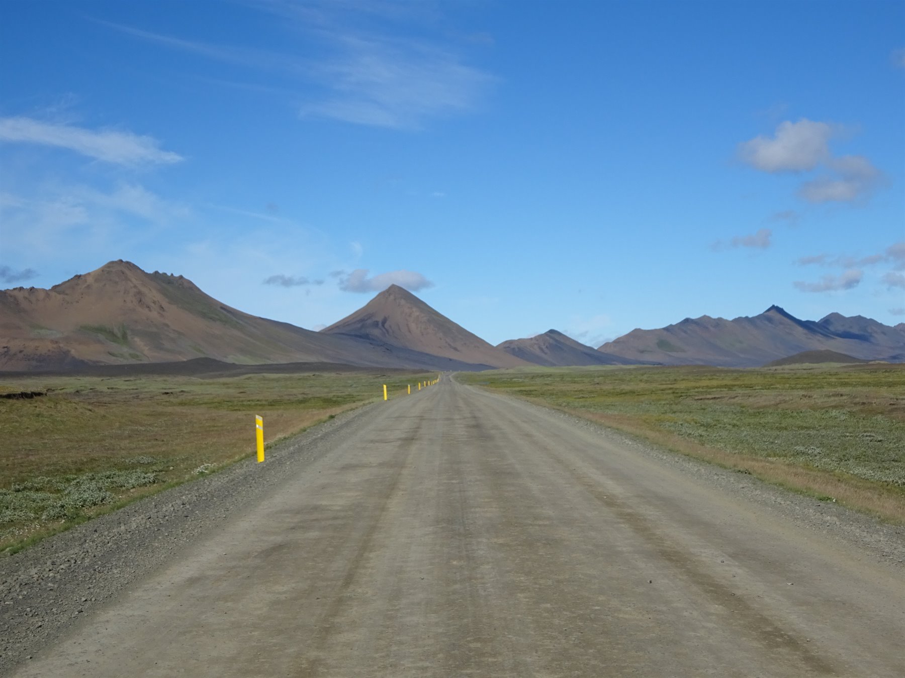 Strada sterrata dritta tra brughiere e montagne coniche, Myvatn