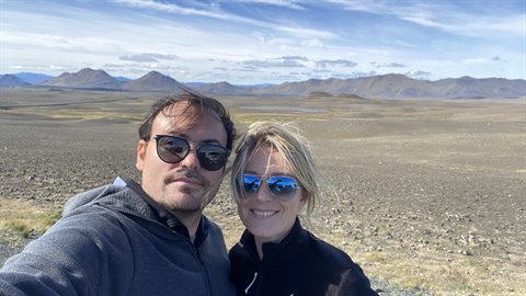 Noi due sul fianco vulcanico brullo, colline laviche lontane, Myvatn