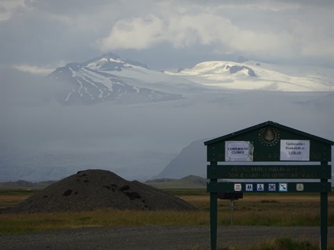 Insegna di Skaftafell davanti al ghiacciaio Vatnajökull tra le nuvole