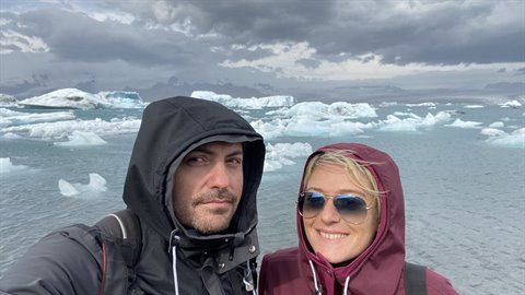 Selfie di coppia tra gli iceberg del laghetto Jokulsarlon, cielo grigio