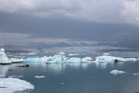Jokulsarlon, iceberg galleggianti sulla laguna glaciale sotto cielo plumbeo