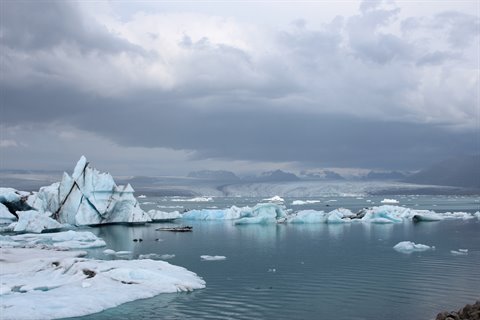 Jökulsárlón: iceberg galleggianti nella laguna sotto nuvole grigie