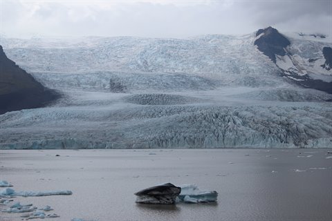 Ghiacciaio che scende nel lago con iceberg galleggianti, Fjallsarlon