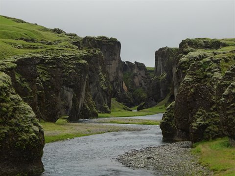 Fiume verde tra pareti rocciose coperte di muschio, Fjaðrárgljúfur