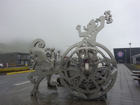 Scultura in acciaio con cavallo e figura mitologica nella nebbia, Vik