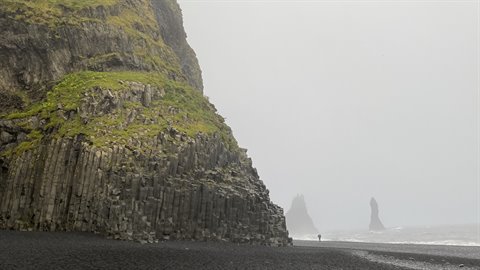Basalto colonnare e faraglioni nella nebbia, spiaggia nera di Vík