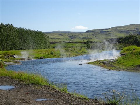 Il fiume caldo fumante tra le colline verdi, lungo il Golden Ring