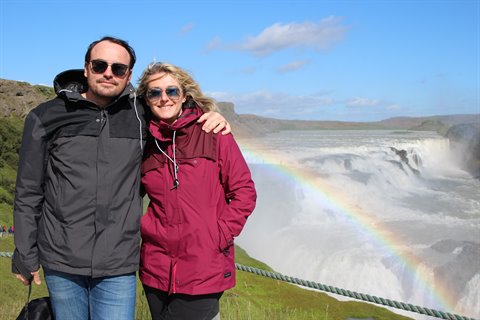 Coppia con arcobaleno davanti alla cascata Gullfoss, Golden Ring
