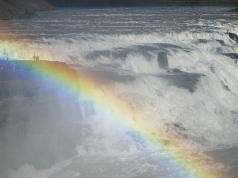 Gullfoss: arcobaleno sull'acqua impetuosa della cascata, turisti in riva