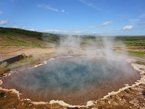 Sorgente termale fumante nell'area geotermale del Golden Ring