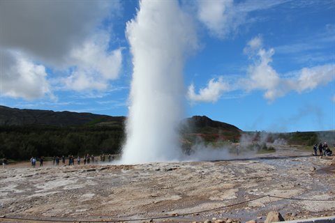 Il geyser Strokkur erutta tra i turisti sulla piana vulcanica, Golden Circle