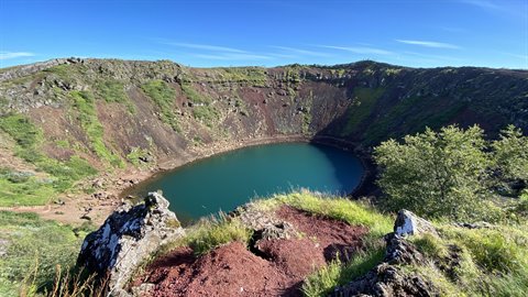 Kerid, il lago turchese nel cratere vulcanico circondato da rocce rosse