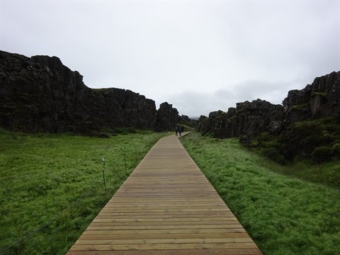 Passeggiata in legno tra le rocce vulcaniche di Thingvellir