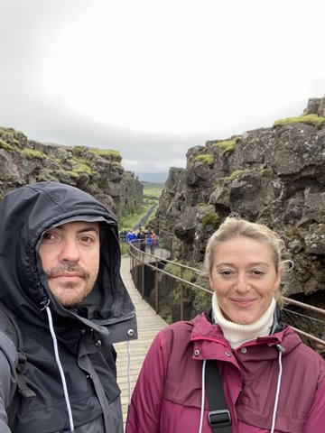 Selfie sulla passerella di leggo tra le fessure vulcaniche di Þingvellir
