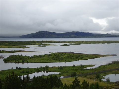 Laghi e isolette verdi tra le nuvole basse a Mývatn
