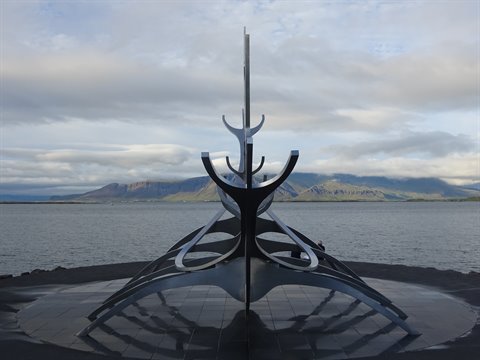 La scultura Solfar in acciaio sul lungomare di Reykjavik