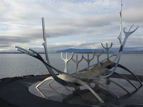 Sculpture Sun Voyager, acciaio lucido, sul lungomare di Reykjavik