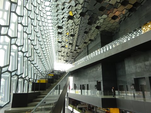 Interno della Harpa di Reykjavik: facciata in vetro esagonale e luce