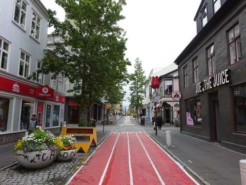 Via pedonale con pista rossa e negozi nel centro di Reykjavik
