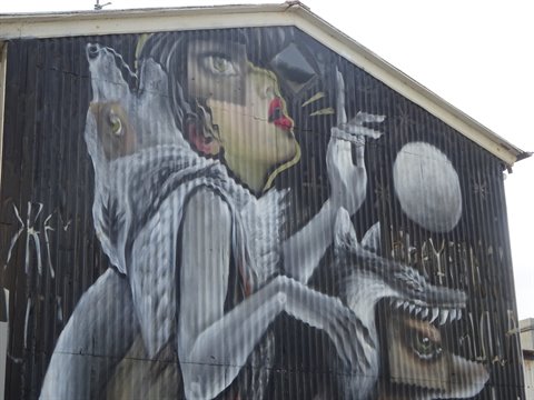 Murale su lamiera ondulata: donna con volpe e luna, Reykjavik