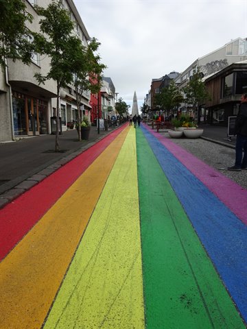 Via arcobaleno dipinta verso la Hallgrimskirkja, a Reykjavik