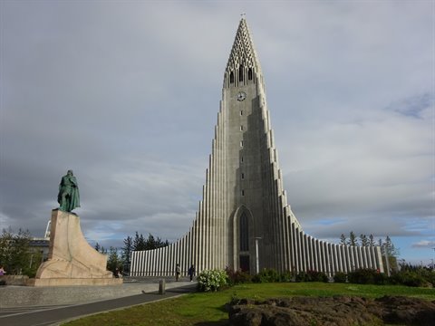 Hallgrímskirkja a Reykjavik, facciata in cemento grigio sotto nuvole dense