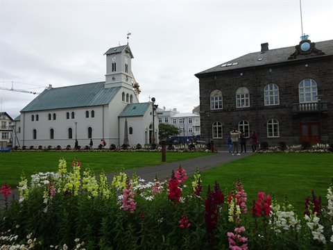 La cattedrale di Reykjavik tra fiori colorati e cielo grigio