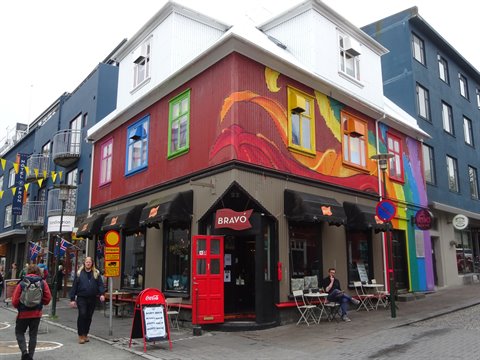 Caffè Bravo dipinto di rosso con murale colorato agli angoli di Reykjavik