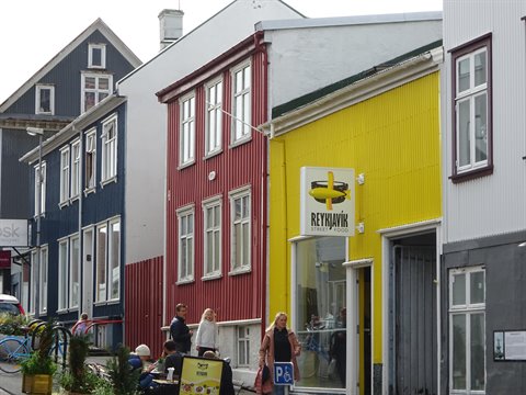 Case in lamiera colorata a Reykjavik con pedoni lungo la strada