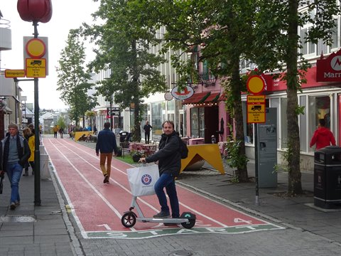 In monopattino sulla pista ciclabile rossa nel centro di Reykjavik